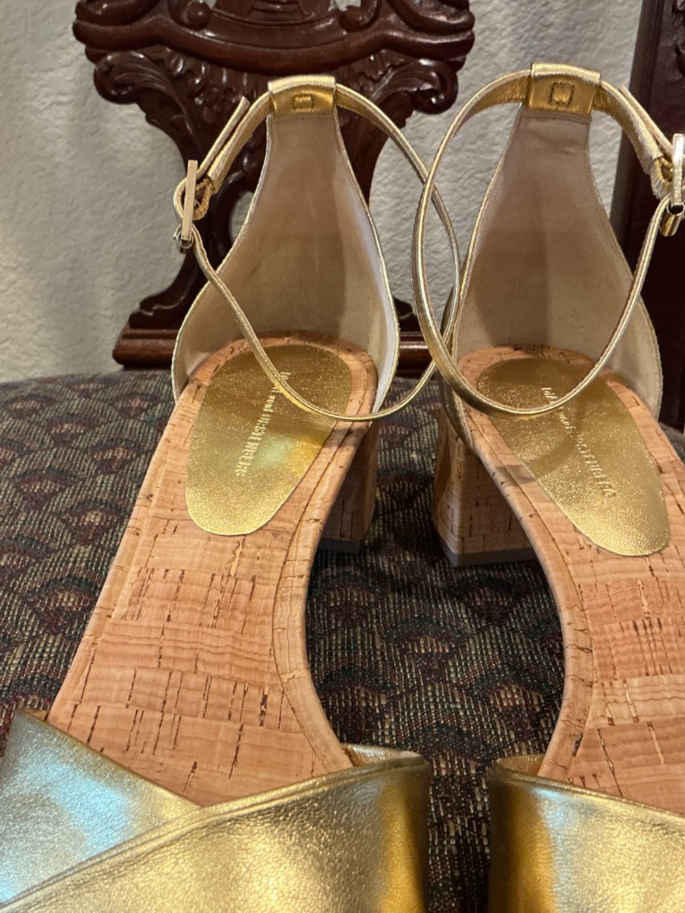 Gold Diane Von Furstenbeg leather sandals & matching purse. Purse is not DVF. - Picture 10 of 11